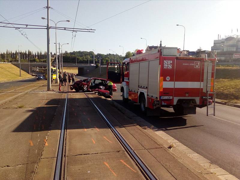 Nehoda osobního auta u Rondelu v Plzni