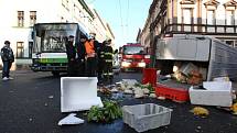 V odpoledních hodinách došlo k nehodě trolejbusu a dodávky na rohu ulic Tylova a Skrétova. Náraz dodávku převrátil na bok. Trolejbusová doprava musela být v tomto místě zastavena