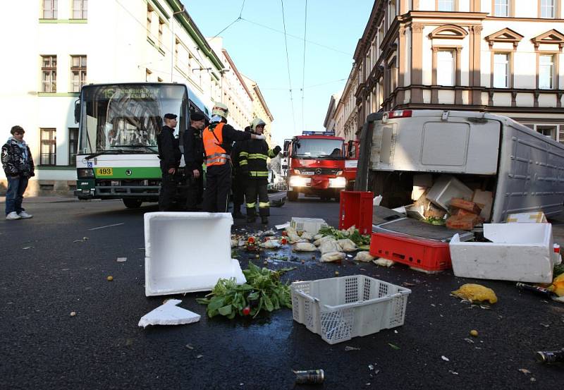 V odpoledních hodinách došlo k nehodě trolejbusu a dodávky na rohu ulic Tylova a Skrétova. Náraz dodávku převrátil na bok. Trolejbusová doprava musela být v tomto místě zastavena