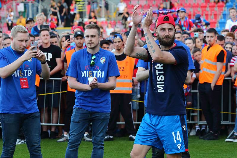 Fotbalisté plzeňské Viktorie přebírají pohár za vítězství ve fotbalové 1. lize. Na hřišti ve Štruncových sadech oslavují zisk šestého titulu.