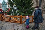Zdobení vánočního stromu na náměstí Republiky v Plzni.