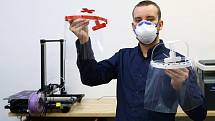 Petr Lupač z Plzně vyrábí ve svém studiu zaměřeném na 3D tisk ochranné pomůcky pro zdravotníky. Ručně zkompletuje několik desítek ochranných plexi štítů denně.
