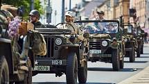 Konvoj svobody s více než 250 historickými vojenskými vozidly projel v neděli centrem města a zakončil letošní Slavnosti svobody. Přehlídky si zúčastnili i tři američtí a dva belgičtí účastníci osvobození v roce 1945, kterým mávaly tisíce lidí.