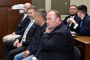 Roman Berbr a dalších 21 obžalovaných v kauze uplácení ve fotbale při zahájení soudního líčení u Okresního soudu Plzeň-město.