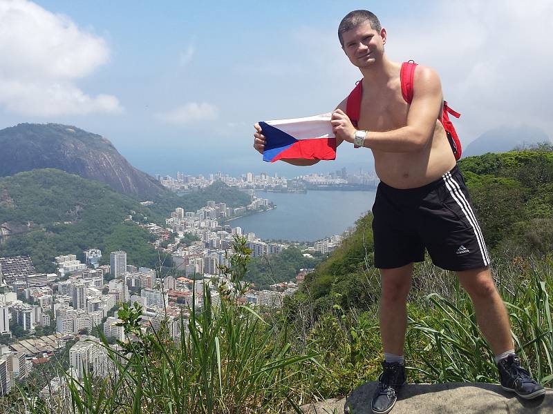 Plzeňan si s sebou všude vozil malou vlajku České republiky, s níž se fotil, tento snímek vznikl nad brazilským městem Rio de Janeiro. Teploty se tu v těchto měsících pohybují kolem 35 stupňů, Radim Bílek se stihl během pobytu i spálit