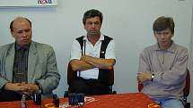 František Plass (uprostřed) jako asistent trenéra Miroslava Koubka (vlevo). Vpravo je další asistent Ivan Kovács.