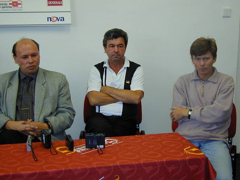 František Plass (uprostřed) jako asistent trenéra Miroslava Koubka (vlevo). Vpravo je další asistent Ivan Kovács.