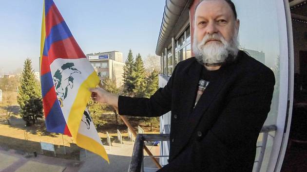 Lumír Aschenbrenner při vyvěšování tibetské vlajky na slovanské radnici