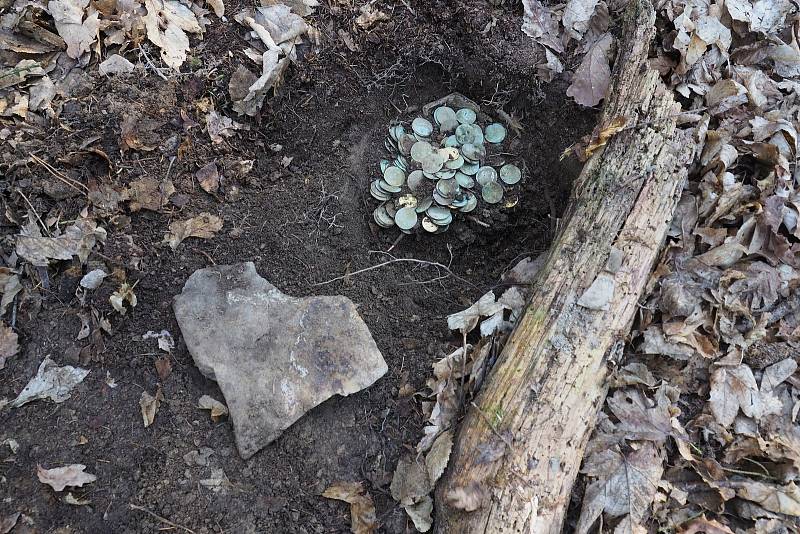 Přes čtyři sta mincí, které si ve 14. století někdo schoval nedaleko Kladrub na Stříbrsku, bylo uloženo kousek pod zemí v hliněné nádobě.