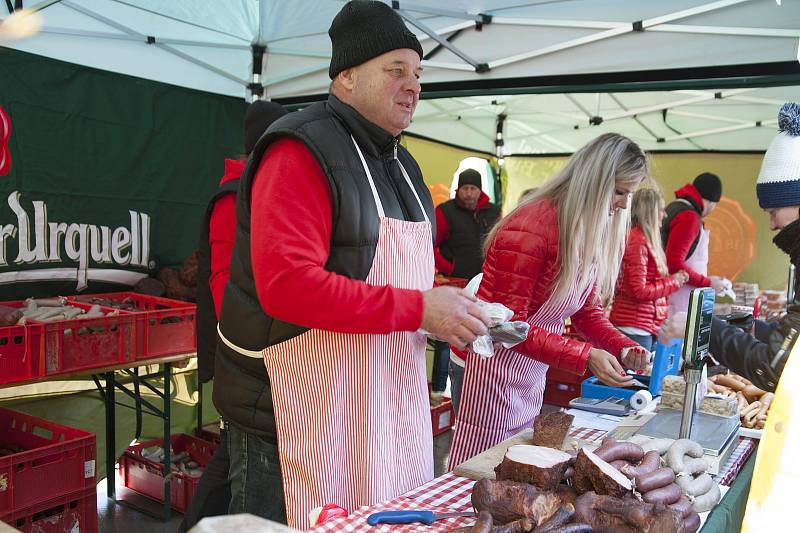 Čerstvé zabijačkové speciality ochutnalo během sobotního odpoledne v Plzeňském Prazdroji stovky návštěvníků