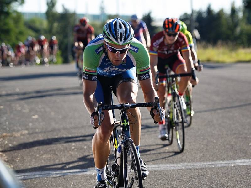 Nakonec třetí Martin Boubal na snímku vyhrává jeden z bodovaných spurtů ve středeční Grand Prix.