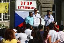 Více než stovka Romů se včera odpoledne sešla na Masarykově náměstí na demontraci proti extremismu