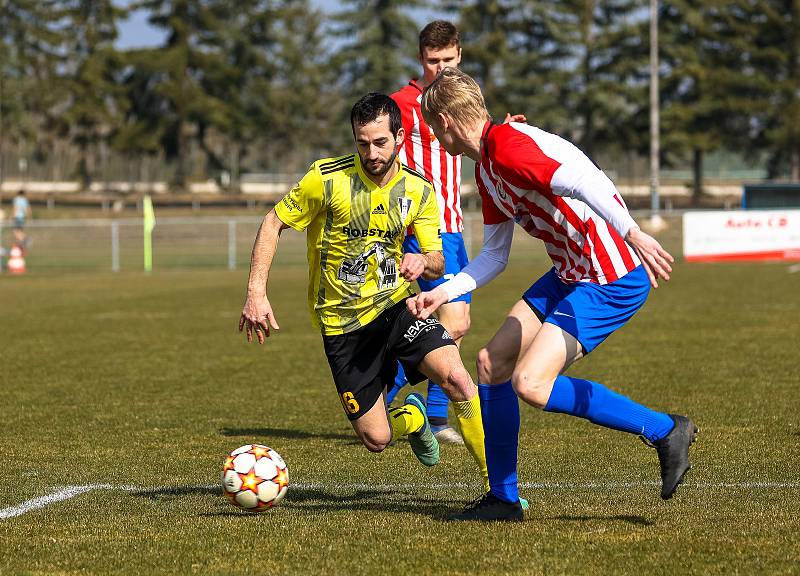 Fotbalisté FK ROBSTAV Přeštice (na archivním snímku hráči ve žlutých dresech) slaví pět kol před koncem letošního ročníku FORTUNA divize A postup do třetí ligy.