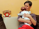 Martina Příhodová z Plzně se teď stará o dvouměsíční holčičku Elišku