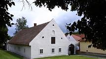 Selský dvůr U Matoušů je součástí původní bolevecké návsi, která je s typickou vesnickou architekturou 18. - 20. století památkově chráněná. Usedlost se skládá z velkého stavení, stodoly, sýpky, špýcharu a chlévů.