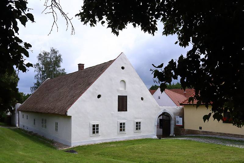 Selský dvůr U Matoušů je součástí původní bolevecké návsi, která je s typickou vesnickou architekturou 18. - 20. století památkově chráněná. Usedlost se skládá z velkého stavení, stodoly, sýpky, špýcharu a chlévů.