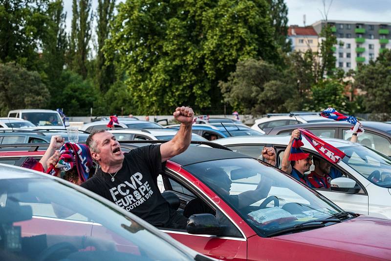 Fanoušci fotbalu vyrazili na zápas Sparty Praha a Viktorie Plzeň do autokina v plzeňském DEPO2015