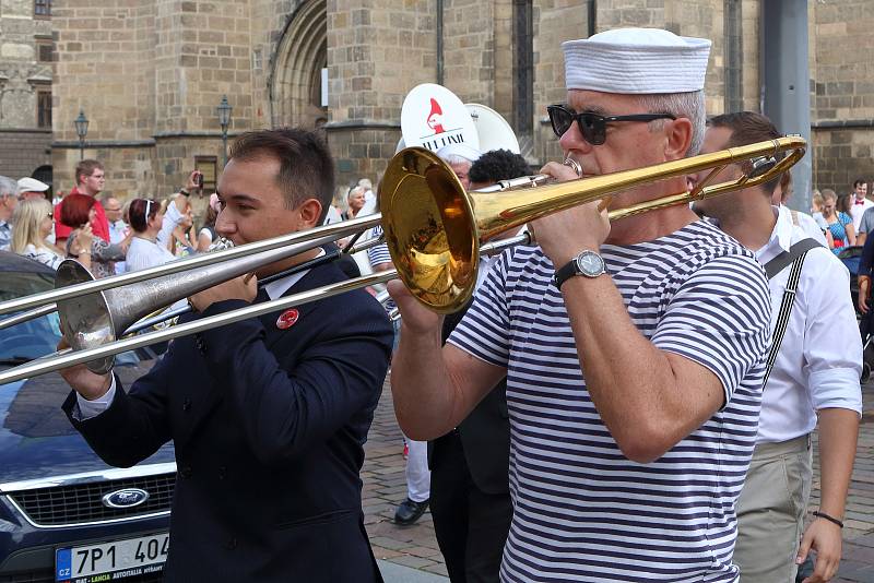 Zahajovací průvod Dixielandového festivalu.