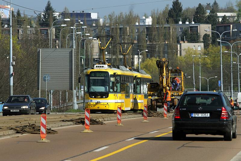 Rekonstrukcí tramvajové trati začala dvouletá rekonstrukce mostu generála Pattona v centru Plzně.