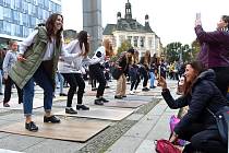 Flash mob - více než stovka stepařů na Anglickém nábřeží. Plzeňský festival stepu pokračuje v sobotu ukázkami práce stepařských studií a workshop pro veřejnost ve Studiu v DEPO2015. Vrcholem festivalu bude večerní Stepařská show v Měšťanské besedě.