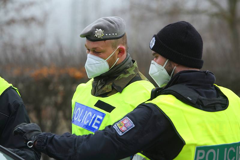 Policejní namátkové kontroly na výjezdu na Třemošnou