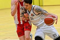 Plzeňským basketbalistům (na snímku v bílých dresech) se vzdaluje play-off