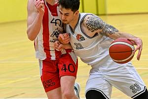 Plzeňským basketbalistům (na snímku v bílých dresech) se vzdaluje play-off