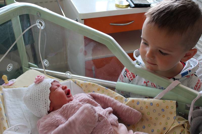 Laura Rybínová (2730 g) ze Vstiše se narodila 12. května ve 13:15 hodin v plzeňské Mulačově nemocnici. Rodiče Petra a Tomáš a malý Tomášek (3,5) věděli, že si z porodnice povezou holčičku.