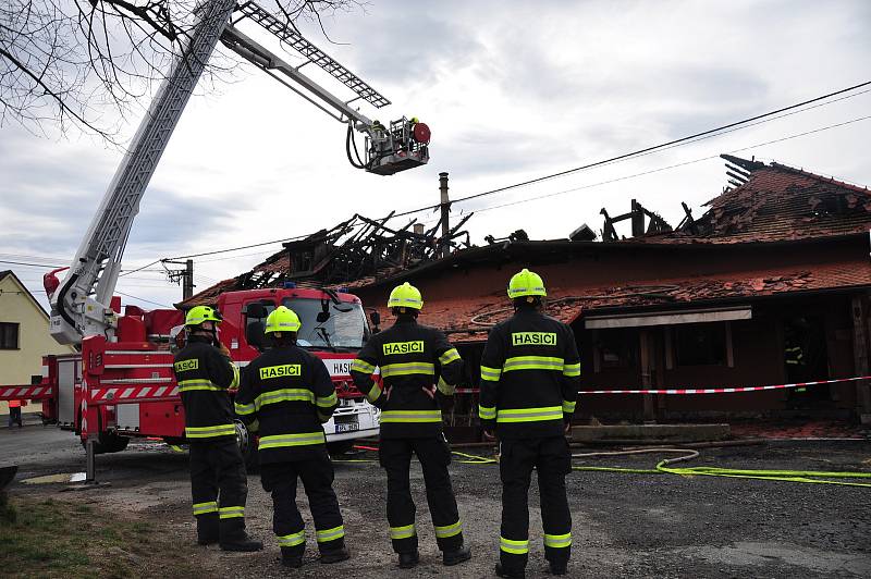 Oblíbenou restauraci Angusfarm v Soběsukách u Nepomuku zničil požár.