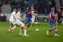 Fotbalisté Viktorie Plzeň prohráli v 15. kole Chance Ligy po přestřelce doma s pražskou Slavií 3:5.