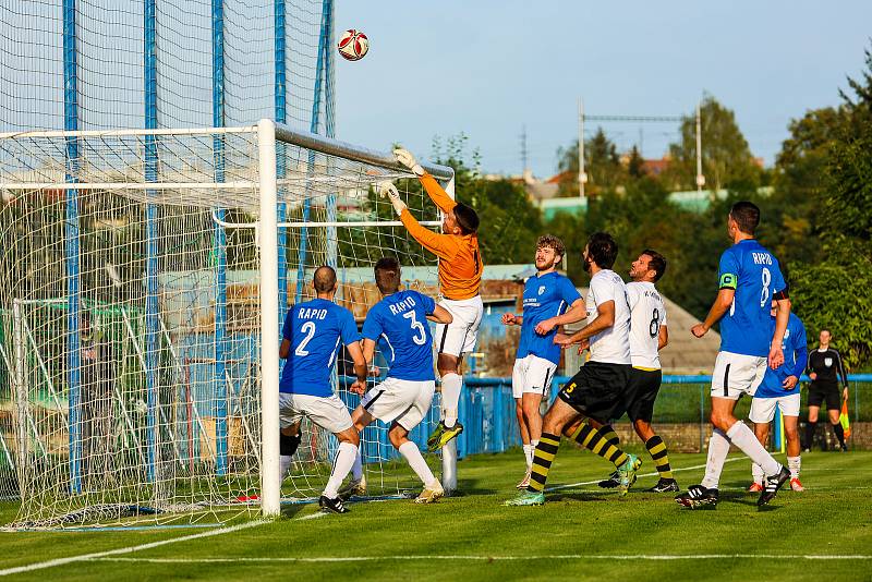 8. kolo krajského přeboru: SK Rapid Plzeň (na snímku hráčui v modrých dresech) - FC Chotíkov 1932 1:2 (0:1).