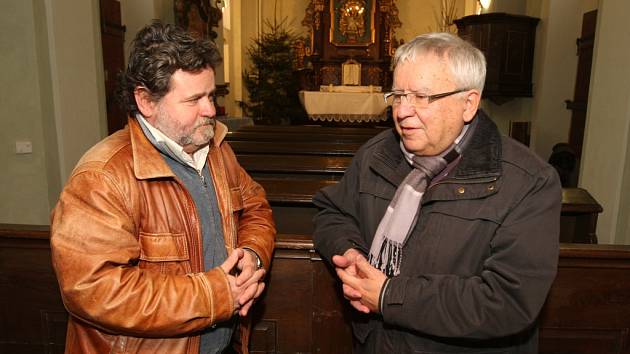 Jan Soukup (vpravo) s Janem Žáčkem při včerejším natáčení v kostelíku U Ježíška