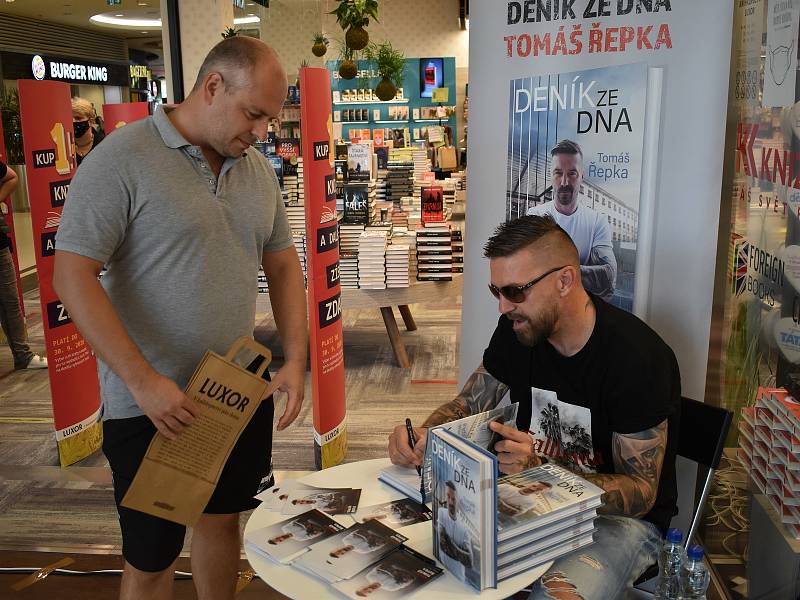 Autogramiáda Tomáše Řepky v Plzni. Doprovázela ho jeho partnerka Kateřina Kristelová.