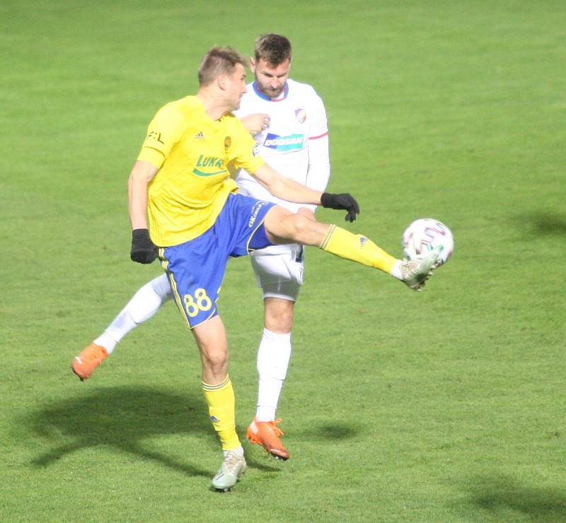 Prvoligoví fotbalisté Fastavu Zlín (ve žlutém) v rámci nedělního 8. kola FORTUNA:LIGY v domácím prostředí porazili Viktroii Plzeň 1:0 brankou Tomáše Poznara.Na snímku Poznar