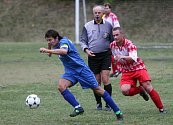 Kapitán fotbalistů Sokola Košutka Roman Láryš (vlevo) uniká v utkání 4. kola městského přeboru jednomu z hráčů domácího Bukovce. Košutka na jeho hřišti zvítězila 2:0 a připravila mu první porážku v nové sezoně.  