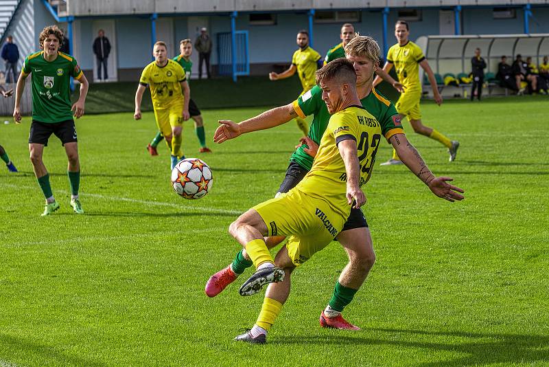 7. kolo FORTUNA ČFL, skupina A: FK ROBSTAV Přeštice (na snímku fotbalisté ve žlutých dresech) - FK Baník Sokolov 0:2.