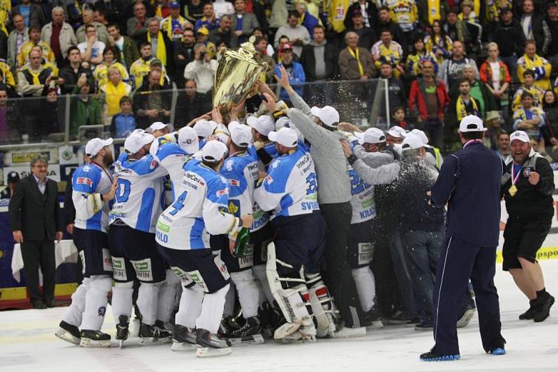 Hokejisté oslavují zisk historicky prvního titulu mistra na stadionu ve Zlíně