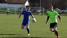 I. B třída, skupina B (15. kolo): SK Bolešiny (na snímku fotbalisté v modrých dresech) - TJ Sokol Štěnovice (zelení) 4:0.