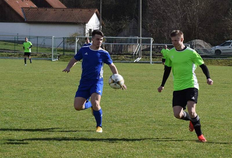 I. B třída, skupina B (15. kolo): SK Bolešiny (na snímku fotbalisté v modrých dresech) - TJ Sokol Štěnovice (zelení) 4:0.