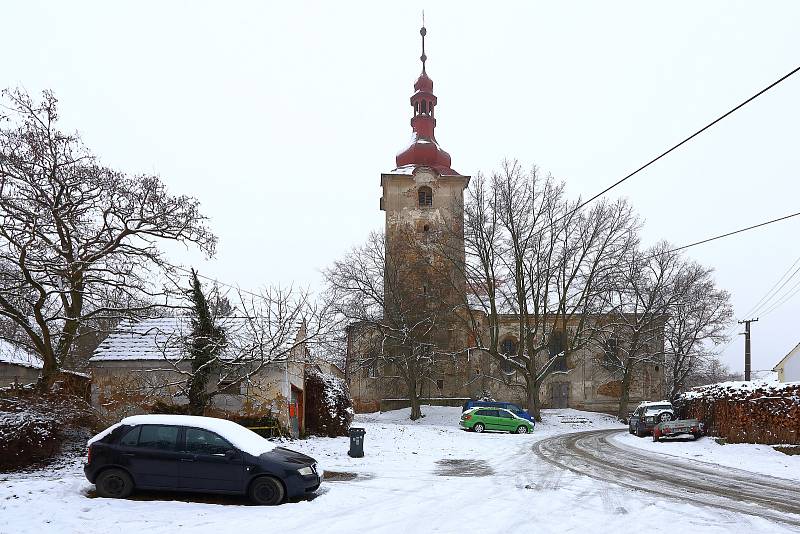 Původně farní, dnes filiální kostel Nejsvětější Trojice v Jezné na severním Plzeňsku je chráněnou kulturní památkou.