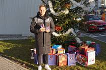 JAN KOPIC s kufrem auta plným vánočních dárků, které přinesli lidé pod stromeček u klubového fanshopu. Před odjezdem do Karviné tam zašli i jeho spoluhráči.