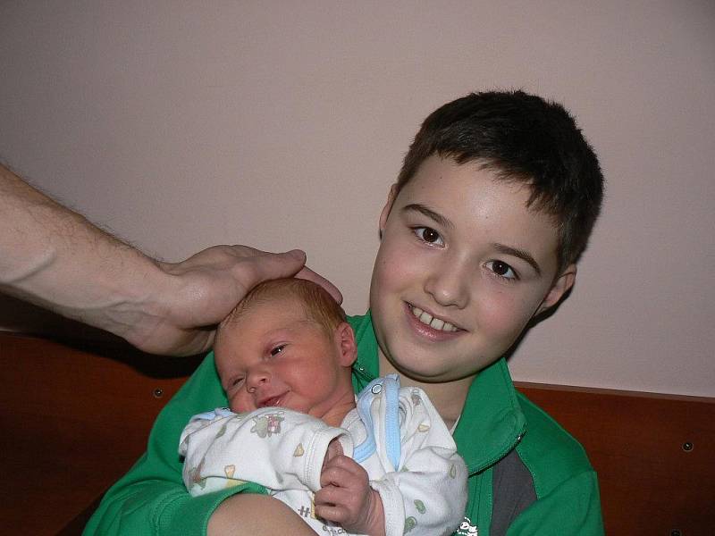 Desetiletý Radek (na snímku) je moc šťastný, protože se jeho mamince Anně Strychové z Plzně narodil kluk – jeho bráška Eliáš (3,25 kg, 50 cm). Na svět přišel 6. ledna v 10:37 hod. ve FN v Plzni