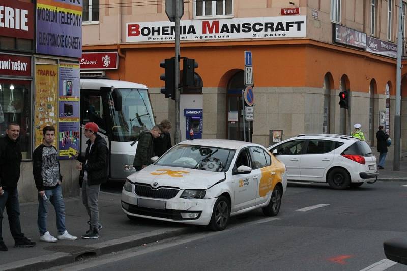 Dopravní nehoda omezila v pátek odpoledne provoz na křižovatce mezi Americkou a Klatovskou ulicí