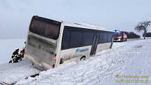 Autobus se vyhýbal protijedoucímu autu a spadl do příkopu