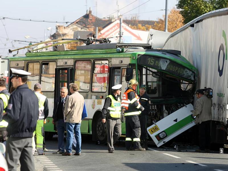 Havárie trolejbusu č. 15 a kamionu na Domažlické třídě