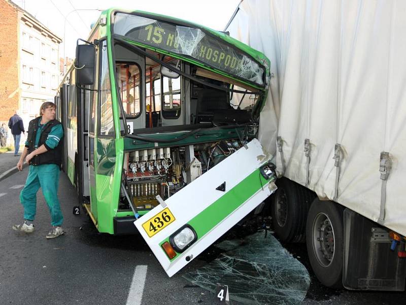 Havárie trolejbusu č. 15 a kamionu na Domažlické třídě