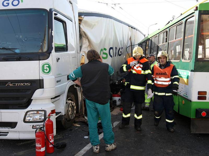 Havárie trolejbusu č. 15 a kamionu na Domažlické třídě