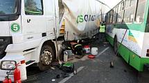 Havárie trolejbusu č. 15 a kamionu na Domažlické třídě