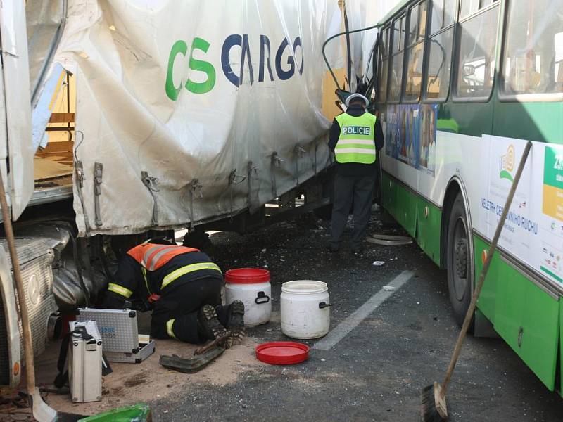 Havárie trolejbusu č. 15 a kamionu na Domažlické třídě