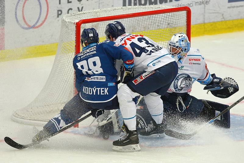 Ze zápasu 11. kola hokejové Tipsport extraligy HC Škoda Plzeň (v modrém) -  Bílí tygři Liberec 3:1